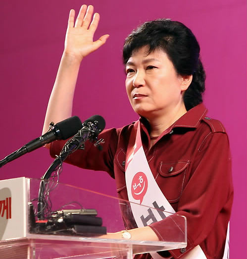 ▲ 새누리당 대선 유력주자인 박근혜 전 비대위원장이 27일 부산 사직체육관에서 열린 새누리당 제18대 대통령후보자 합동연설회에서 연설하고 있다. ⓒ연합뉴스