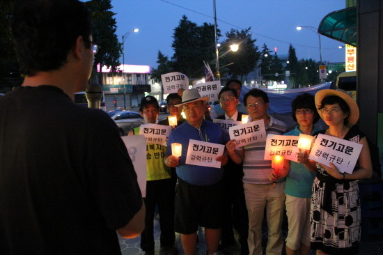 ▲ 서울 중국대사관 맞은편 옥인교회에서 '165회, 중국의 탈북자 강제북송 반대' 집회가 열렸다. 이날 참석자들은 중국 정부가 북한인권운동가 김영환 씨에 전기고문을 가한 것에 대해 항의했다. 사진은 정 베드로 목사가 무대에 나와 중국 감옥에서 경험했던 일을 얘기하는 모습이다. ⓒ 뉴데일리 김태민 기자