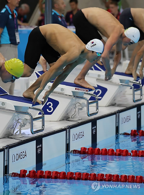 ▲ 박태환이 28일 오후(한국시간) 영국 런던 올림픽파크의 아쿠아틱스 센터에서 열린 2012 런던올림픽 남자 자유형 400ｍ 예선에서 힘차게 출발하고 있다.  ⓒ 연합뉴스