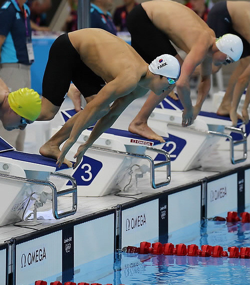 ▲ 박태환이 28일 오후(한국시간) 영국 런던 올림픽파크의 아쿠아틱스 센터에서 열린 2012 런던올림픽 남자 자유형 400ｍ 예선에서 힘차게 출발하고 있다. ⓒ 연합뉴스