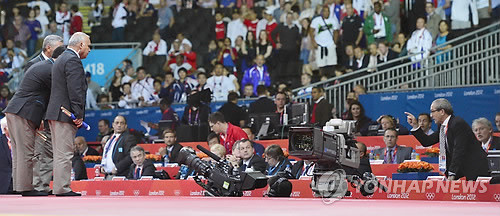 ▲ 29일 오후(현지시간) 영국 런던의 엑셀 런던 노스아레나에서 열린 남자유도 66㎏급 8강전 한국 조준호 대 일본 에비누마 마사시 경기가 끝난 뒤 스페인 후안 카를로스 바르코스 심판위원장(오른쪽)이 심판들에게 뭔가를 지시하고 있다. 조준호는 심판 판정의 번복 끝에 4강진출에 실패했다.  ⓒ 연합뉴스
