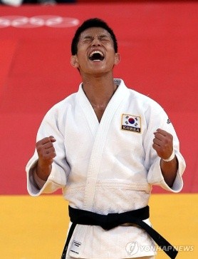 ▲ 조준호가 동메달 결정전에서 스페인의 수고이 우리아르테에게 판정승을 거둔뒤 환호하고 있다.  ⓒ 연합뉴스