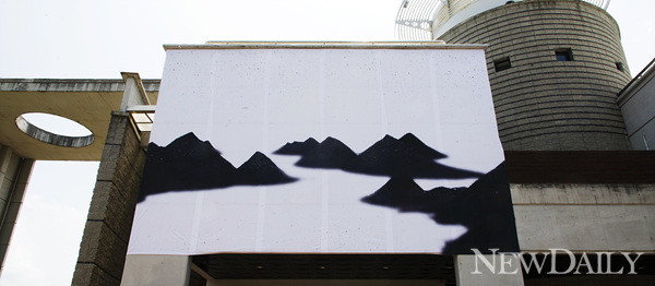 ▲ 2012 동강국제사진제 '여섯번째 전시: 영월의 재발견' 거리설치전 '검은비' 이건영ⓒ뉴데일리