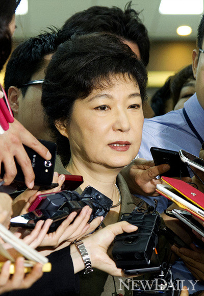 ▲ 새누리당 박근혜 대통령 경선 후보가 김현철 전 여의도연구소 부소장이 주장한 '사생활 논란'에 대해 법적대응을 검토하고 있다. ⓒ 양호상 기자