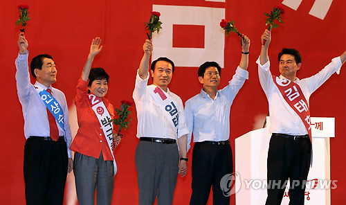 ▲ 30일 경남 창원체육관에서 열린 새누리당 제18대 대통령후보자 선거 경남합동연설회에서 후보들이 손에 장미를 들고 선거인단을 향해 인사하고 있다. 왼쪽부터 안상수, 박근혜, 임태희, 김문수, 김태호 후보.ⓒ 연합뉴스