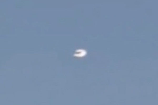 ▲ 부산 말굽 UFO 동영상 캡쳐화면. 영상을 보면 UFO는 오른쪽이 아니라 왼쪽으로 날아간다.