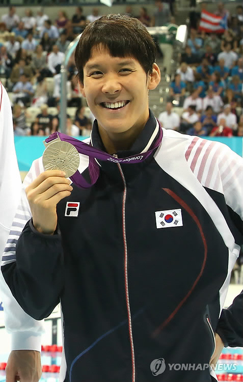 ▲ 박태환이 30일 오후(현지시간) 영국 런던 올림픽파크의 아쿠아틱스 센터에서 열린 2012 런던올림픽 남자 자유형 200ｍ 결승에서 1분44초93으로 쑨양(중국)과 공동 은메달을 차지한 뒤 은메달을 들고 활짝 웃고 있다.   ⓒ 연합뉴스