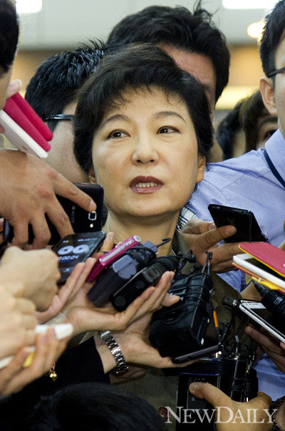 ▲ 새누리당 박근혜 대통령 경선 후보가 31일 안철수 서울대 융합과학기술대학원장을 정면에서 비판했다. ⓒ 뉴데일리