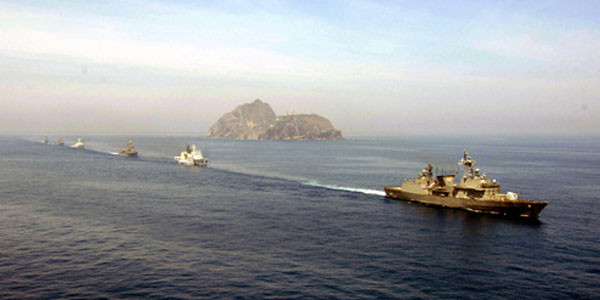 ▲ 2008년 7월 30일 독도 초계훈련 중인 우리 해군의 구축함과 초계함.