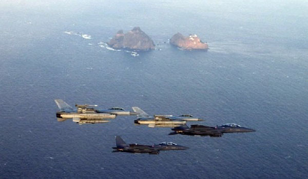 ▲ 독도 상공을 초계비행 중인 우리 공군의 KF-16과 F-15K..
