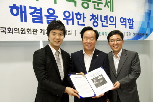 ▲ 한국청년유권자연맹은 31일 탈북자 및 북한주민 인권을 위한 정책 제안서를 이병석 국회부의장에 전달했다. (왼쪽부터) 박종원 청년대표, 이병석 국회부의장, 김용태 새누리당 의원 ⓒ 뉴데일리 양호상 기자