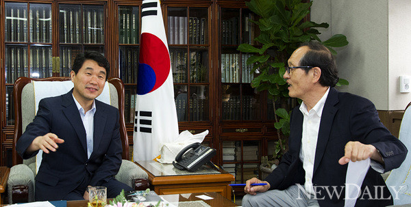 ▲ 본지 인보길 대표(오른쪽)가 이주호 교과부장관과 인터뷰를 하고 있다.ⓒ 사진 뉴데일리 양호상 기자