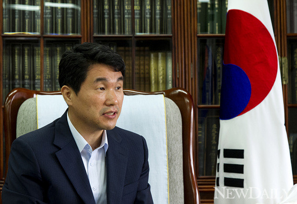 ▲ 본지 인보길 대표(오른쪽)가 이주호 교과부장관과 인터뷰를 하고 있다.ⓒ 사진 뉴데일리 양호상 기자