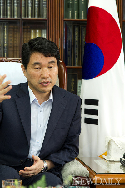 ▲ 본지 인보길 대표(오른쪽)가 이주호 교과부장관과 인터뷰를 하고 있다.ⓒ 사진 뉴데일리 양호상 기자