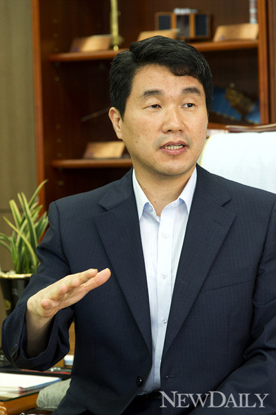 ▲ 본지 인보길 대표(오른쪽)가 이주호 교과부장관과 인터뷰를 하고 있다.ⓒ 사진 뉴데일리 양호상 기자