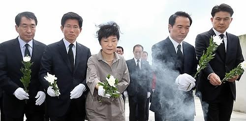 ▲ 새누리당 대선 경선 주자들이 1일 오전 제주 4.3평화공원을 찾아 헌화하고 있다. 왼쪽부터 안상수, 김문수, 박근혜, 임태희, 김태호 후보. ⓒ 연합뉴스