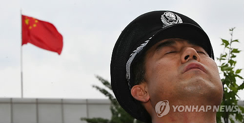 ▲ 1일 오후 서울시 종로구 중국대사관 앞에서 열린 탈북자에 대한 인권유린 및 한국인에 대한 고문사실 증언 기자회견에서 중국공안 출신 이규호(41)씨가 하늘을 쳐다보며 생각에 잠겨 있다. ⓒ 연합뉴스