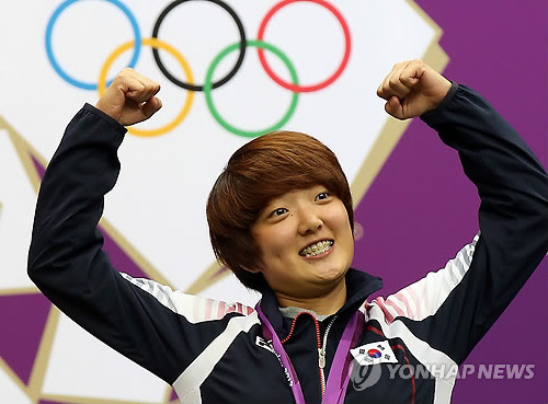 ▲ 한국 여자 사격의 '신성' 김장미(부산시청)가 김장미는 1일 오후(한국시간) 영국 런던 그리니치파크 왕립 포병대 기지의 올림픽 사격장에서 열린 대회 5일째 여자 25ｍ 권총 결선에서 201.4점을 쏴 본선 591점과 합계 792.4점으로 우승, 시상식대에서 귀여운 표정을 짓고 있다. ⓒ 연합뉴스