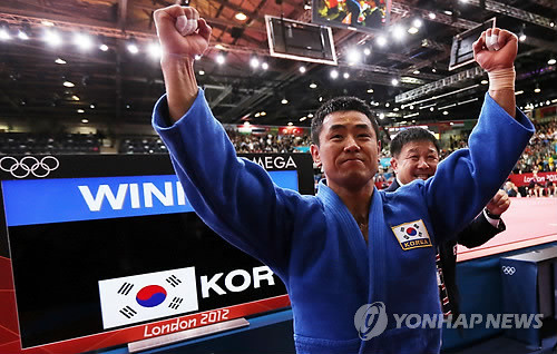 ▲ 2012런던올림픽 남자 유도 -90kg급에 출전한 송대남이 1일 오후(현지시각) 런던 엑셀에서 열린 결승전에서 승리해 금메달을 확정지은 후 환호하고 있다.  ⓒ 연합뉴스