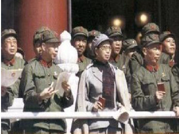 ▲ 중국 독재자 모택동의 두번째 아내 강청. 문화혁명때 군인들과 함께.