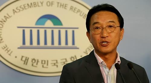 ▲ 4ㆍ11 총선 공천 당시 새누리당 공직후보자추천위원을 맡았던 현기환 전 의원이 2일 국회 정론관에서 부산지역 공천신청자로부터 공천헌금을 받았다는 의혹에 대해 "억장이 무너지는 심정으로 전혀 사실이 아니다"라고 부인하고 있다. ⓒ 연합뉴스