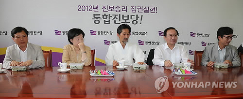 ▲ 통합진보당 강기갑 대표 등 지도부가 31일 국회에서 열린 조찬회동에서 굳은 표정으로 앉아 있다. 왼쪽부터 조준호 심상정 강기갑 노회찬 유시민. 2012. 7. 31 ⓒ 연합뉴스