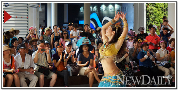 ▲ 여수엑스포 아르헨티나관을 찾은 관람객들이 공연을 보며 즐거워하고 있다. ⓒ 뉴데일리