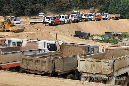 ▲ 멈춰 선 공사차량들(자료사진).ⓒ 연합뉴스