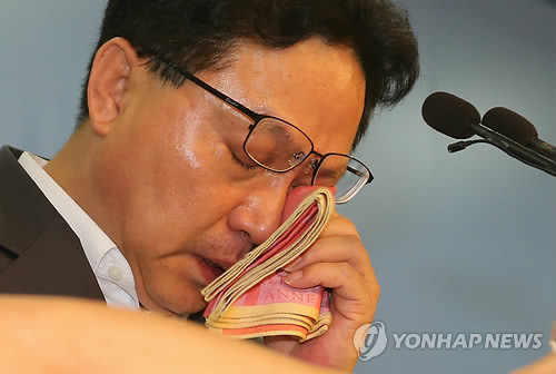 ▲ 북한 대남기구인 조국평화통일위원회로부터 테러위협을 받은 탈북자 출신 새누리당 조명철 의원이 1일 오전 국회 정론관에서 기자회견을 통해 북한 체제를 비판하는 발언 도중 눈물을 흘리고 있다. ⓒ 연합뉴스(자료사진)