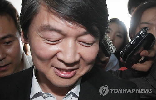 ▲ 안철수 서울대 융합과학기술대학원장이 2일 오후 서울시 관악구 관악로 서울대학교 대학본부에서 학사위원회 참석을 위해 이동하던 중 취재진의 질문에 답하고 있다. 2012.8.2  ⓒ 연합뉴스(자료사진)