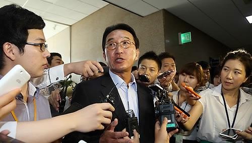 ▲ 4ㆍ11 총선 공천 당시 새누리당 공직후보자추천위원을 맡았던 현기환 전 의원이 3일 오전 국회에서 열린 최고위원회의에 참석하기 위해 회의장으로 향하며 취재진의 질문에 답하고 있다. ⓒ 연합뉴스