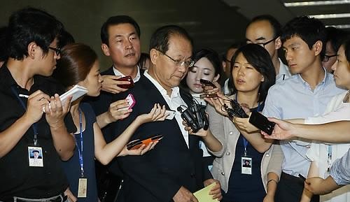 ▲ 새누리당 황우여 대표가 3일 오전 국회에서 열린 최고위원회의에 참석하기 위해 대표최고위원실로 향하며 취재진에 둘러싸여 있다.  ⓒ 연합뉴스