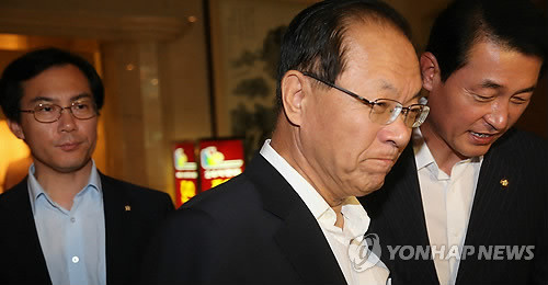 ▲ 새누리당 황우여 대표가 3일 오전 여의도 한 식당에서 열린 공천헌금관련 대책회의를 마치고 나서 밖으로 나가고 있다.ⓒ 연합뉴스