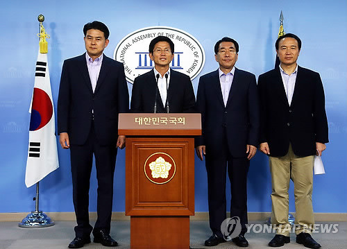 ▲ 새누리당 비박(非朴) 대선주자 4인이 3일 오후 국회 정론관에서 현영희 의원과 현기환 전 의원이 연루된 `4ㆍ11 총선' 공천헌금 파문과 관련, 황우여 현 대표의 사퇴를 촉구하며 기자회견을 하고 있다. 왼쪽부터 김태호, 김문수, 안상수, 임태희 후보. ⓒ 연합뉴스