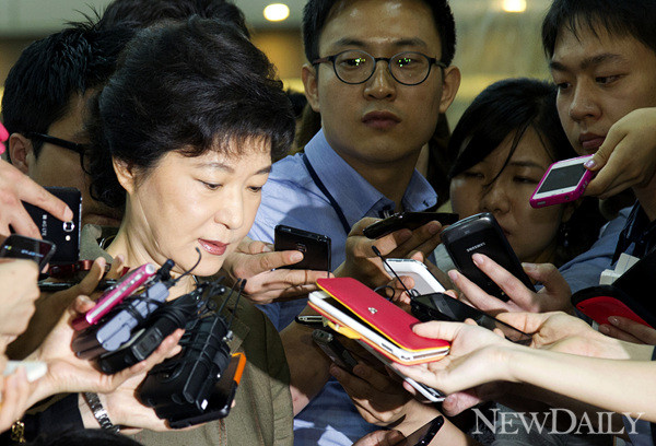 ▲ 박근혜 새누리당 전 비대위원장이 고(故) 최태민 목사와의 관계설 때문에 홍역을 앓고 있다.