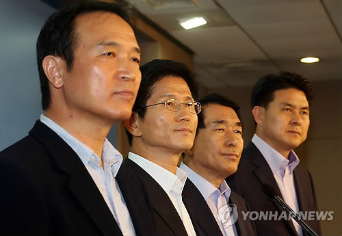 ▲ 새누리당 비박(非朴) 대선주자 4인이 3일 오후 국회 정론관에서 현영희 의원과 현기환 전 의원이 연루된 `4ㆍ11 총선' 공천헌금 파문과 관련, 황우여 현 대표의 사퇴를 촉구하며 기자회견을 하고 있다. 왼쪽부터 임태희, 김문수, 안상수, 김태호 후보. 2012.8.3 ⓒ 연합뉴스