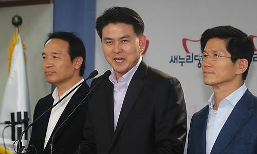 ▲ 비박(非朴ㆍ비박근혜)계 대선주자이 5일 오후 여의도 당사에서 기자회견을 열어 `4ㆍ11 총선' 공천헌금 파문으로 촉발된 대선 경선 파행과 관련해 입장을 밝히고 있다. ⓒ 연합뉴스