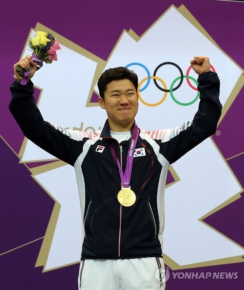 ▲ 진종오 선수. 5일(한국시간) 사격 50m에서 우승하며 대한민국의 10번째 금메달을 목에 걸었다.