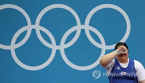 ▲ 장미란이 5일 오후(현지시간) 영국 런던 엑셀 아레나에서 열린 2012 런던올림픽 여자 역도 75㎏ 이상급 경기에서 용상 3차시기에 170kg을 들어올리다 실패한 뒤 아쉬워하고 있다. 2012.8.6 ⓒ 연합뉴스