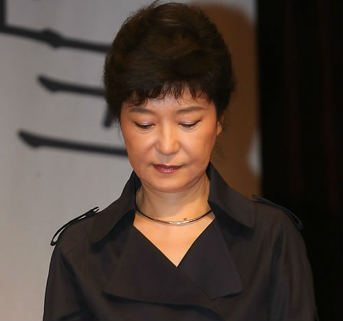 ▲ 새누리당 대선 경선 후보인 박근혜 전 비상대책위원장이 5일 오후 서울 마포구 상암동 누리꿈스퀘어에서 열린 20대 정책토크 '청년과 함께'에서 생각에 잠겨 있다. ⓒ연합뉴스