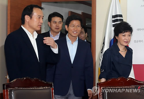 ▲ 새누리당 대선 경선 주자들이 5일 오후 여의도 당사에서 공천헌금 의혹이 촉발한 경선 파행에 대한 대책을 논의하기 위해 열린 7인 연석회의에 참석하고 있다. ⓒ연합뉴스