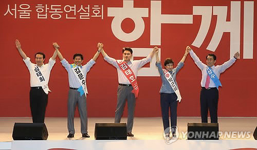 ▲ 새누리당 대선 경선 주자들이 6일 오후 송파구 올림픽체조경기장에서 열린 서울 합동연설회에서 지지자들을 향해 손을 들어 인사하고 있다. 왼쪽부터 임태희 김문수 김태호 박근혜 안상수 후보. ⓒ 연합뉴스