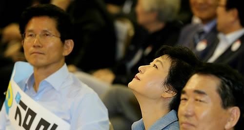 ▲ 새누리당 대선경선 김문수 박근혜 안상수후보가 8일 오전 서울 방이동 올림픽 체조경기장에서 열린 합동연설회에서 임태희 후보의 연설을 듣고 있다. ⓒ 연합뉴스