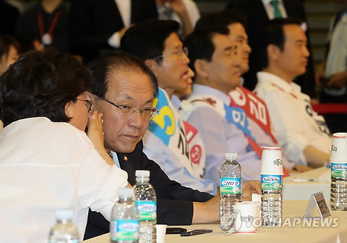 ▲ 새누리당 황우여 대표가 6일 오전 송파구 올림픽체조경기장에서 열린 서울 합동연설회에서 이해훈 최고위원과 귀엣말을 하고 있다. 2012.8.6 ⓒ 연합뉴스