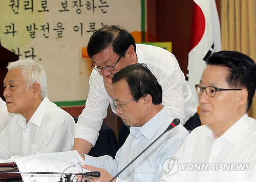 ▲ 민주통합당 김태년 대표 비서실장이 6일 오전 서울 영등포 당사에서 열린 최고위원회의에서 이해찬 대표에게 귀엣말을 하고 있다. ⓒ연합뉴스