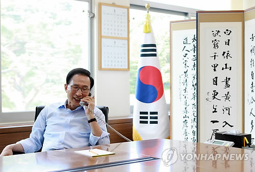 ▲ 이명박 대통령이 5일 런던올림픽에서 사상 첫 4강 신화를 일군 홍명보 축구대표팀 감독에게 격려 전화를 하고 있다. ⓒ연합뉴스