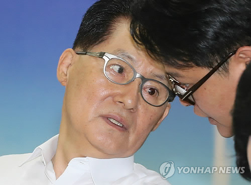 ▲ 민주통합당 박지원 원내대표가 3일 오전 영등포 당사에서 열린 확대간부회의에서 비서관과 긴밀한 대화를 하고 있다. ⓒ연합뉴스