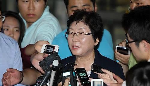 ▲ 4·11 총선과 관련해 공천헌금을 제공한 의혹을 받고 있는 새누리당 현영희 의원이 6일 오후 부산지검에 출석하면서 취재진의 질문에 답하고 있다. ⓒ 연합뉴스