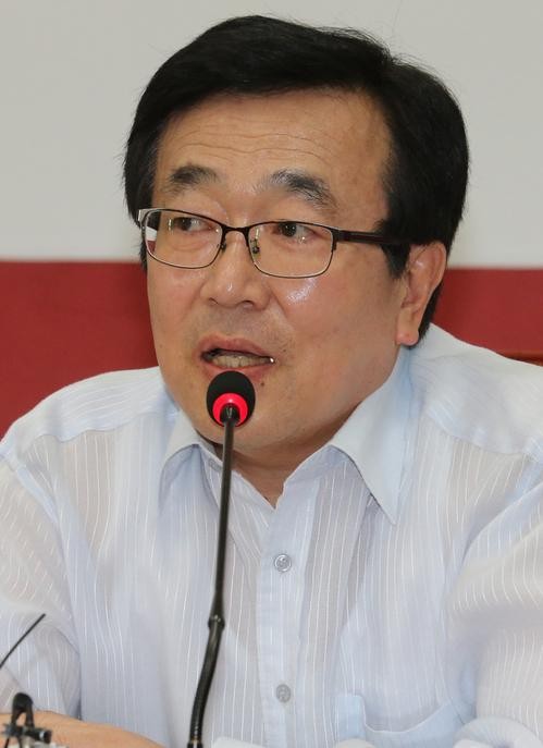 ▲ 새누리당 서병수 사무총장이 6일 국회 대표실에서 공천헌금 관련 고위당직자가 은폐한 의혹이 있다는 일부 신문의 보도에 대해 사실이 아니라고 발언하고 있다. ⓒ 연합뉴스