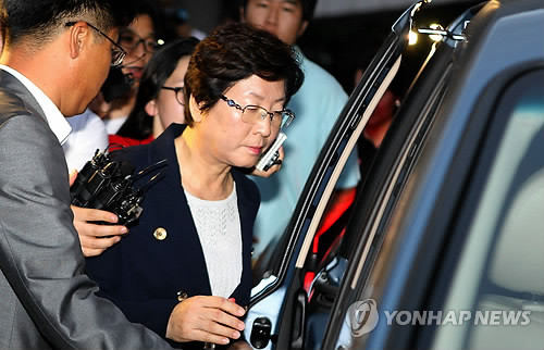 ▲ 4·11 총선과 관련해 공천헌금을 제공한 의혹을 받고 있는 새누리당 현영희 의원이 부산지검에서 14시간 가량 조사를 받고 7일 오전 청사를 나와 대기중인 차량에 오르고 있다. ⓒ 연합뉴스